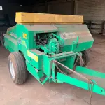 LOTE 008 - equipamentos para fenação composto de uma enfardadeira marca JF Prisma 4000, um ancinho e um ceifador.