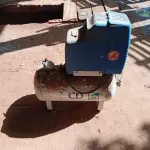 LOTE 025 - COMPRESSOR DE AR  na cor branca e azul, marca CD FIAC, vazão 170, preção 8, reservatório 24 litros