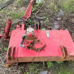 LOTE 013 - Roçadeira articulada faltando peças (sucata)