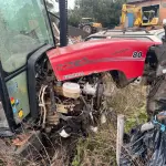 LOTE 009 - Trator FARMALL 80 tracionado, marca Case, gabinado
