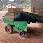 LOTE 008 - equipamentos para fenação composto de uma enfardadeira marca JF Prisma 4000, um ancinho e um ceifador.